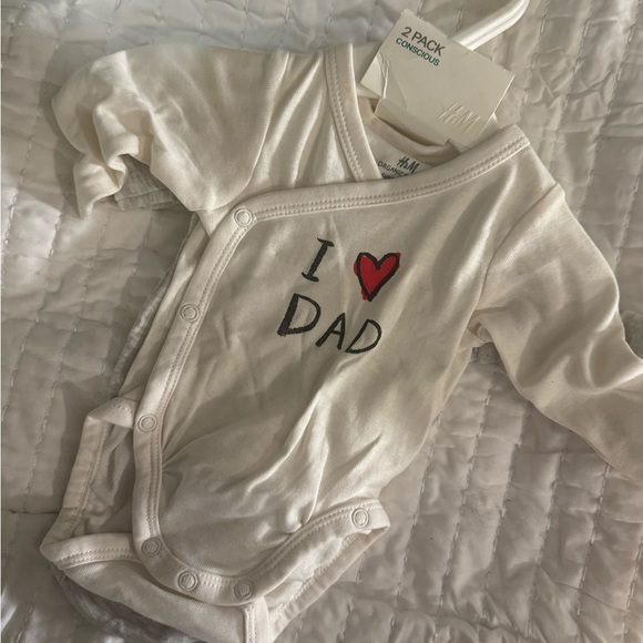 H&M Organic Cotton Baby Bodysuit Set – “I ❤️ Dad” & “I ❤️ Mom “ Newborn - Picture 2 of 6